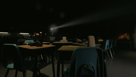 aula vacía con escritorios y sillas