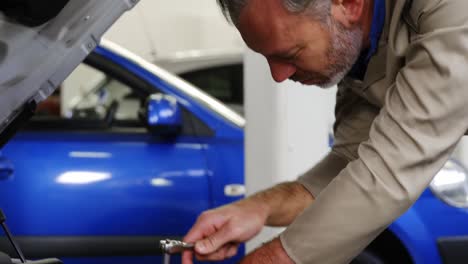 mecánico que hace el mantenimiento de un motor de coche