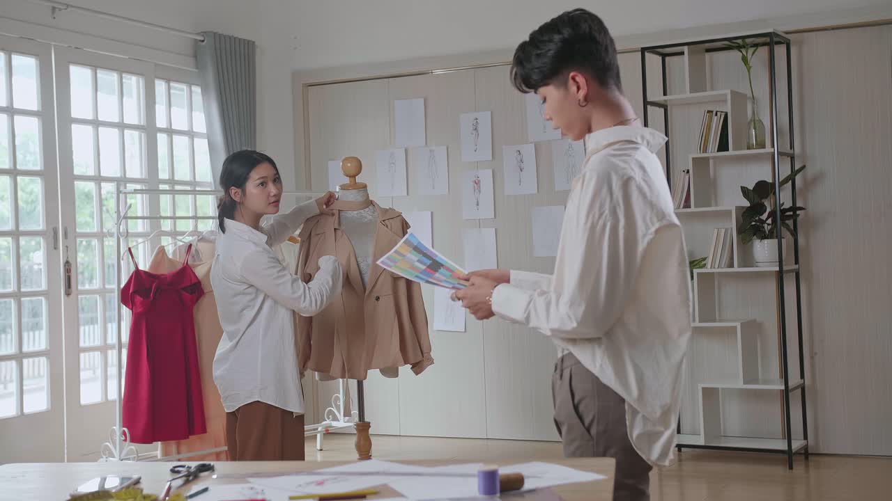 스튜디오에서 일하는 패션 디자이너