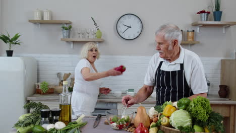 Ältere-Großeltern-Im-Kücheninnenraum.-Ältere-Frau-Und-Mann-Kochen-Salat-Mit-Frischem-Gemüse