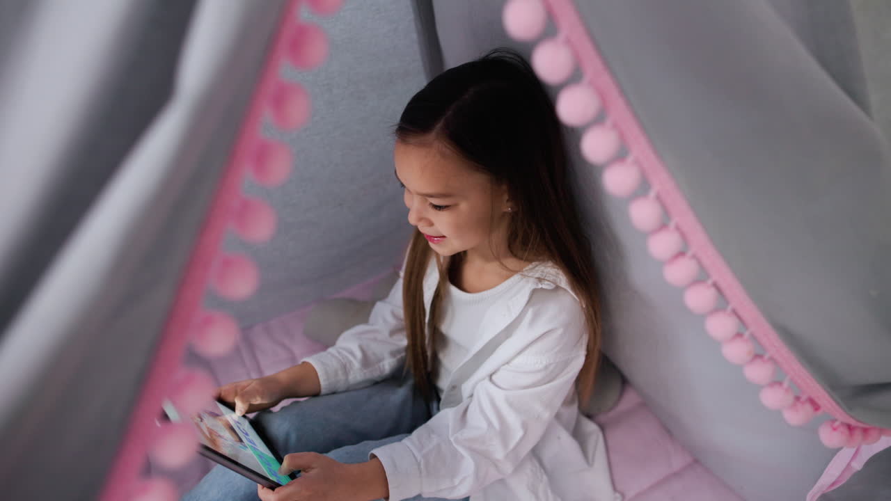 집에 있는 작은 소녀