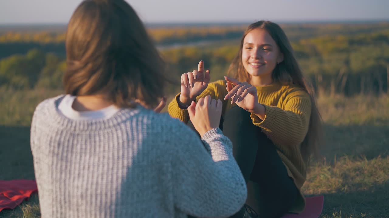 행복 한 여성 하이커 들 은 언덕 에 있는 강변 에서 복강 운동 을 한다