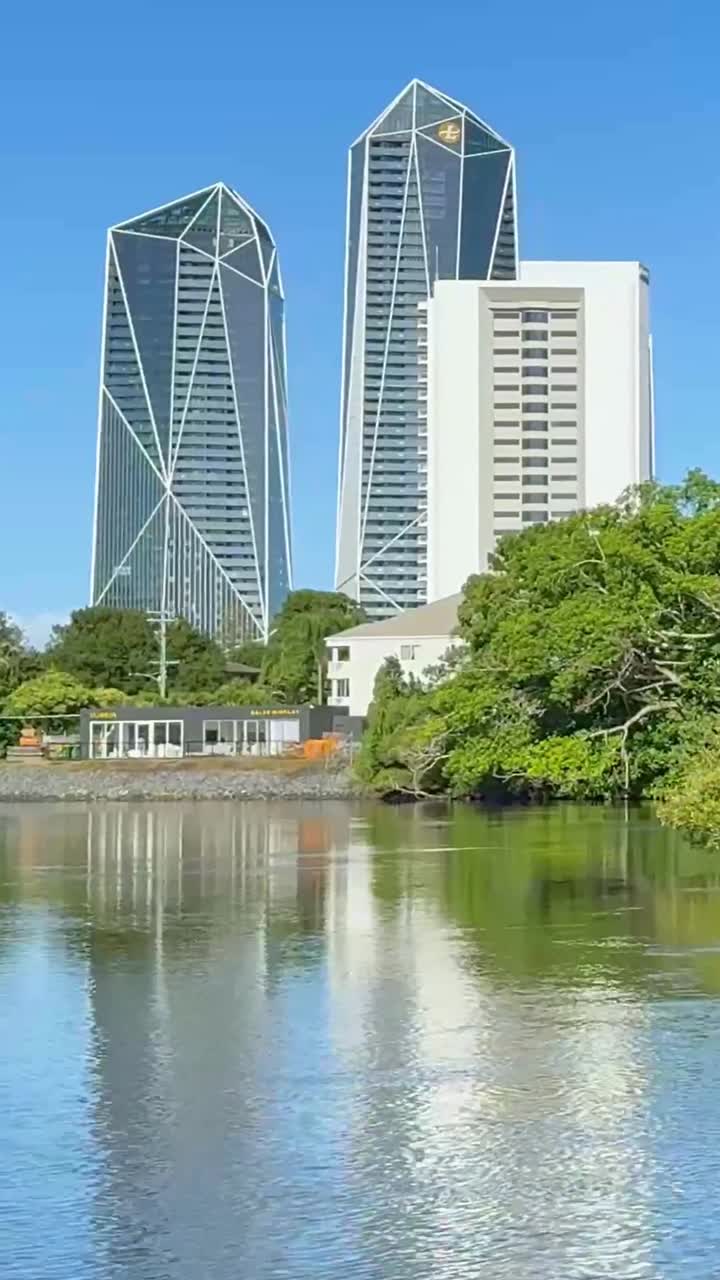Escena de río tranquila con el horizonte de la ciudad