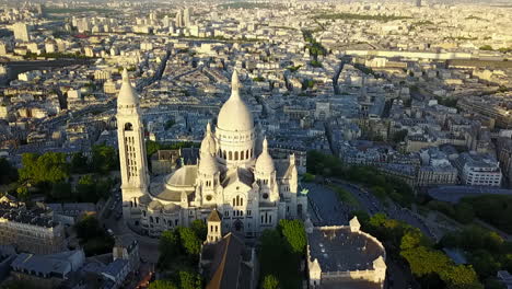 Aerial-view-of-famous-religious-structure,-Sacre-Coeur-basilica.-Tourists-popular-sight-on-Montmartre.-Paris,-France