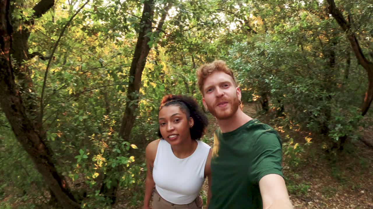 Gente in una foresta