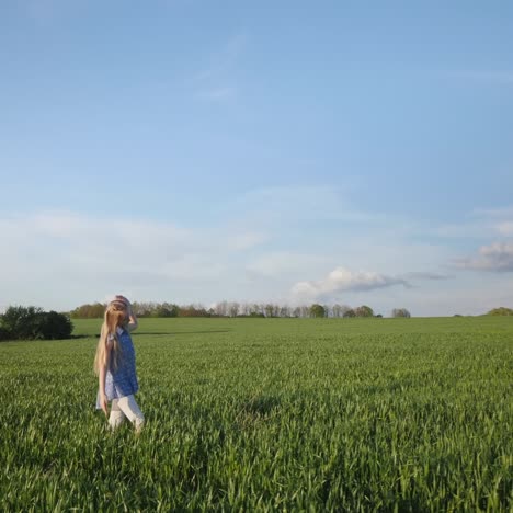 Lustiges-Mädchen-Tanzt-Auf-Einer-Grünen-Wiese