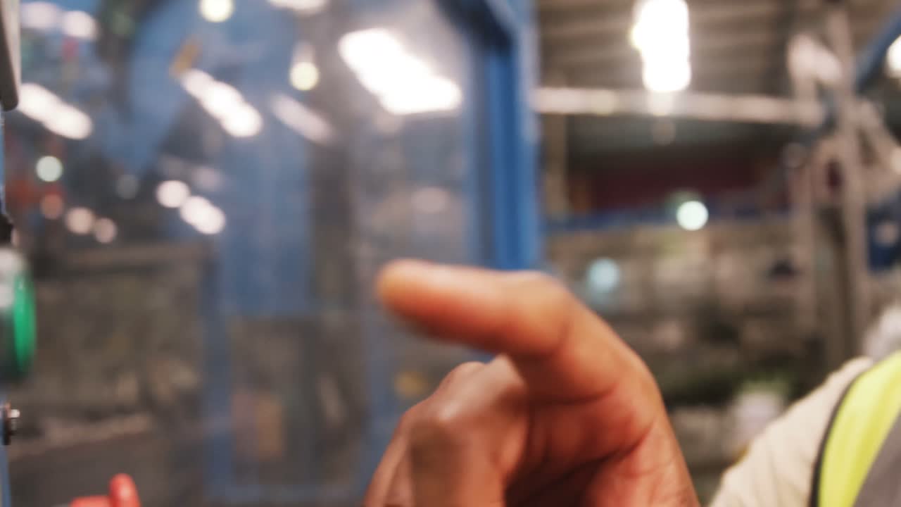 máquina de control de trabajadores junto a la línea de producción