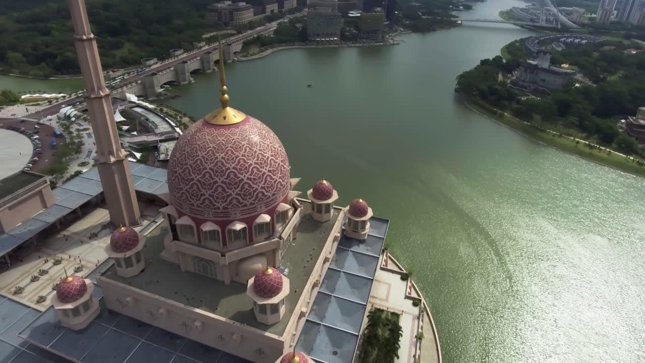 drone dando vueltas sobre la hermosa mezquita de putra en putrajaya, malasia