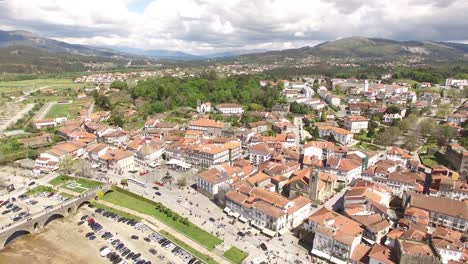 Die-Schöne-Stadt-Ponte-De-Lima-Und-Der-Fluss-Lima-In-Portugal-Luftbild