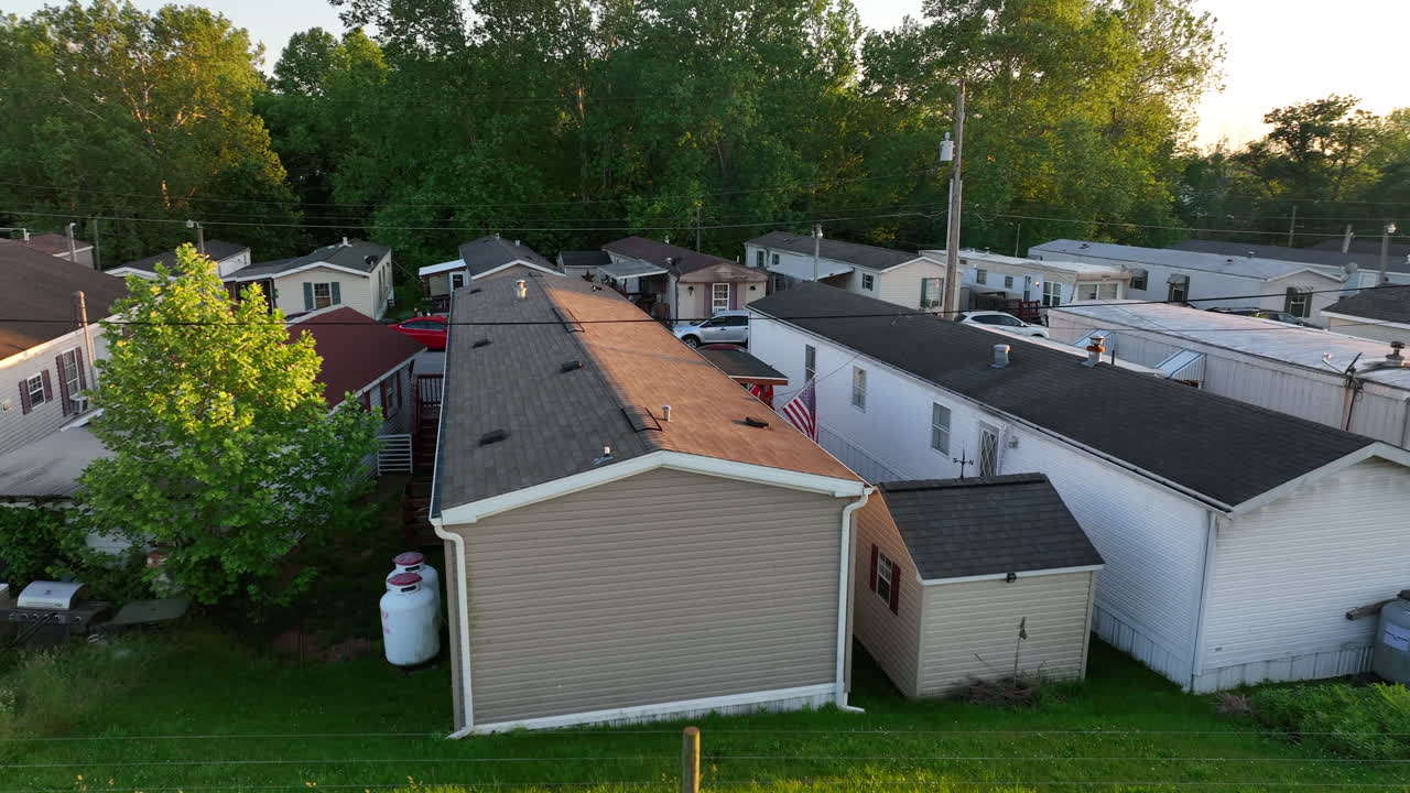 미국 시골의 이동 주택 공원의 공중 궤도 및 부상