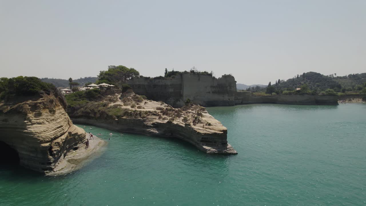 drone volando a lo largo de la costa de sidari, canal d'amour, famosa playa en corfú, grecia