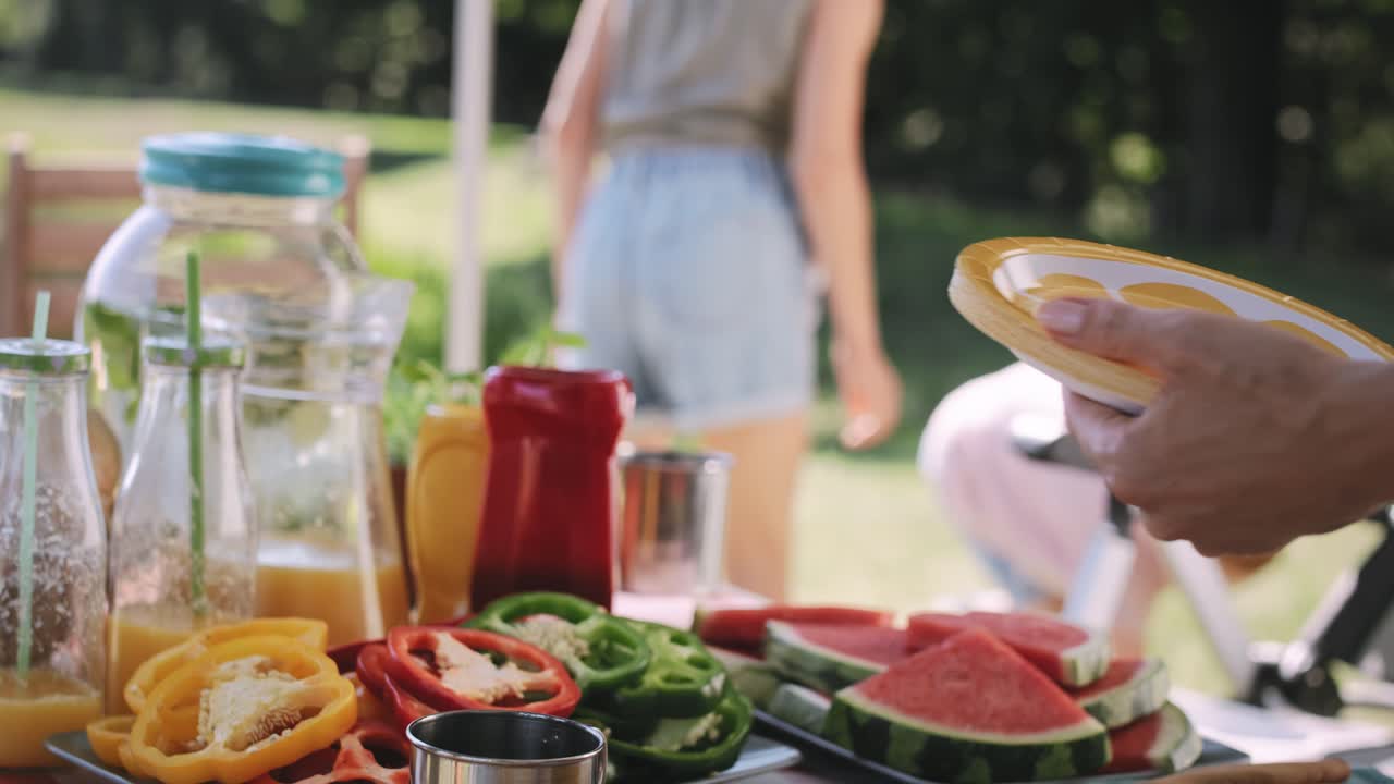 아이 들 이 놀고 있을 때 부모 가 테이블 을 세우는 영상