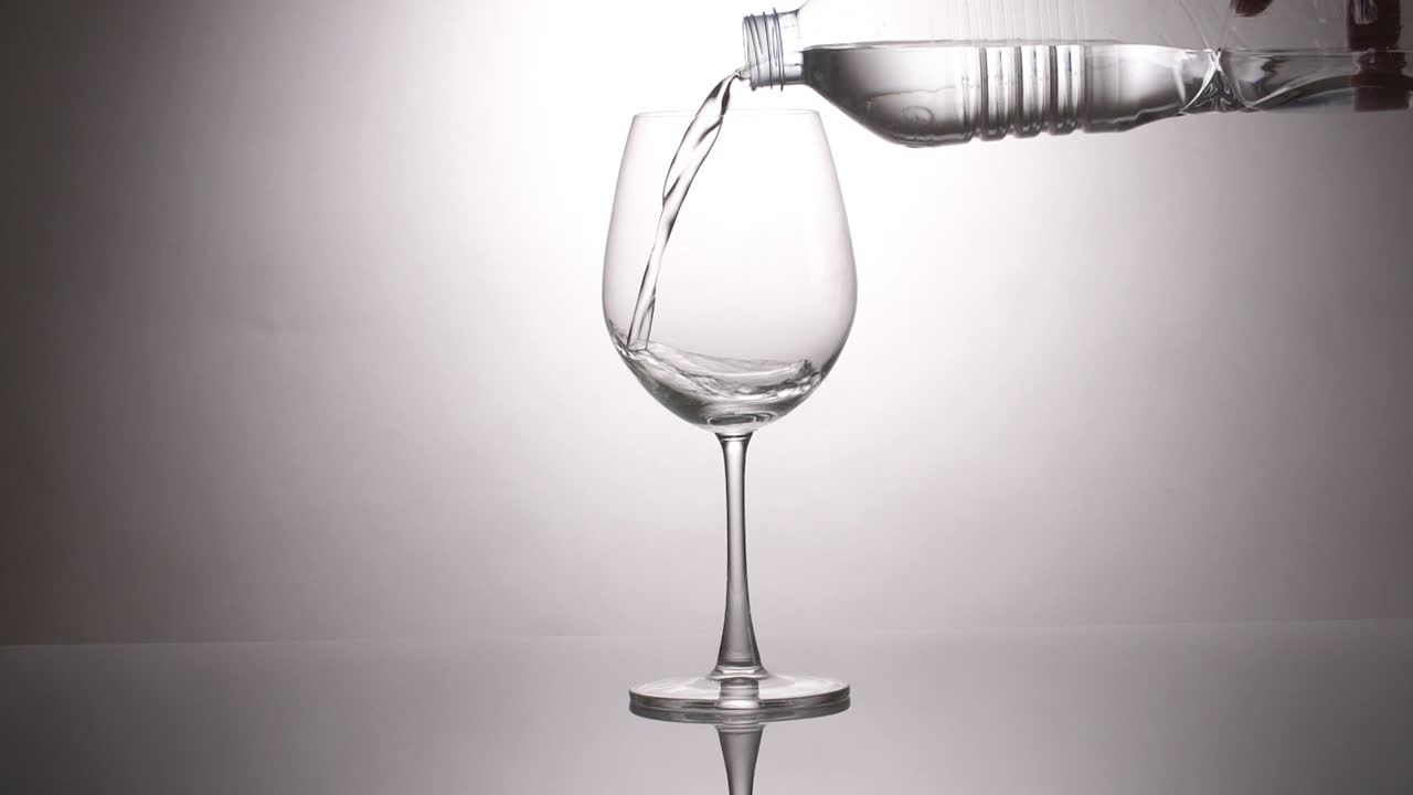 Eau versée dans un verre à vin