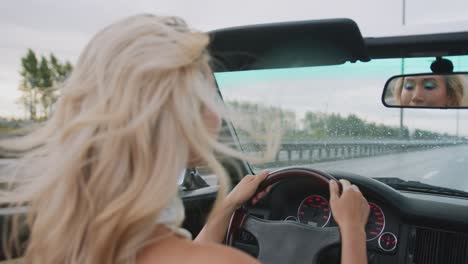 Cerca-De-Una-Feliz-Mujer-Coreana-Conduciendo-Un-Viejo-Auto-Convertible-Después-De-Un-Buen-Día-Bajo-El-Sol-Con-Sus-Amigos