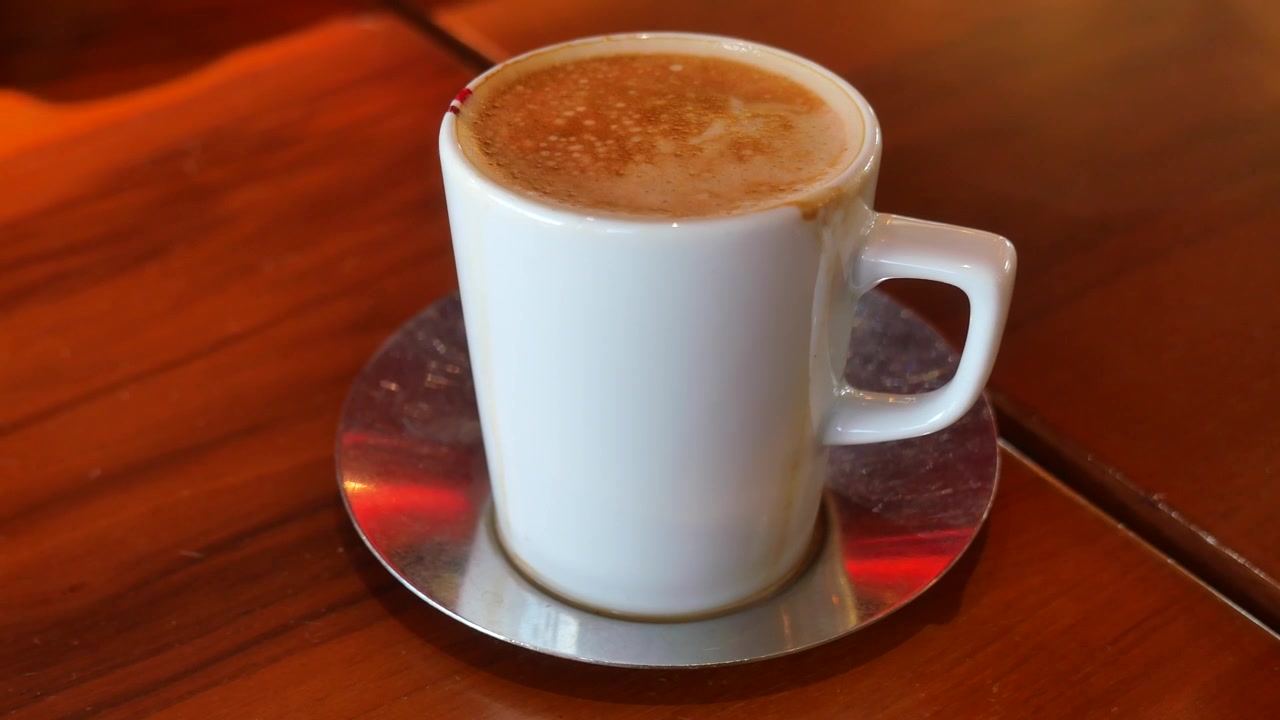 Coppa di caffè bianca su un tavolo di legno