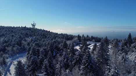 Estacionamiento-Cerca-De-Bromeó-En-Liberec,-Vista-Aérea-De-árboles-Y-Transmisor-De-Antena-En-Invierno