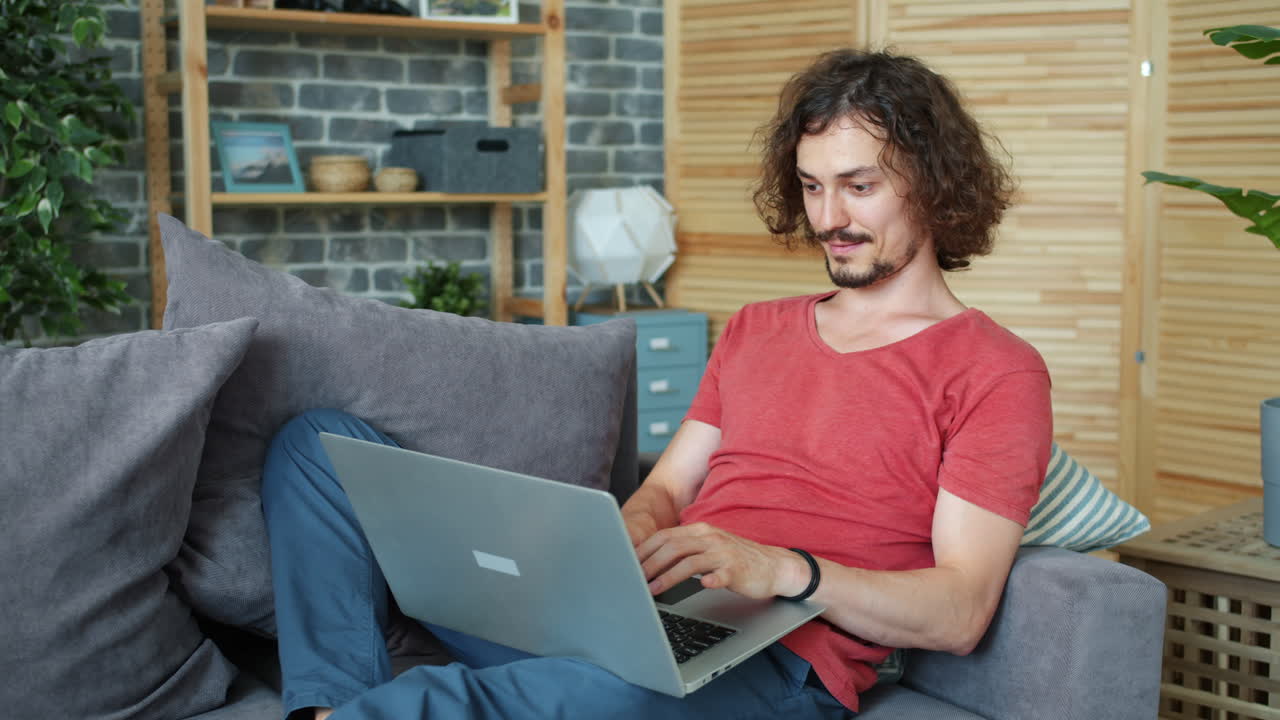 hombre trabajando desde casa en la computadora portátil