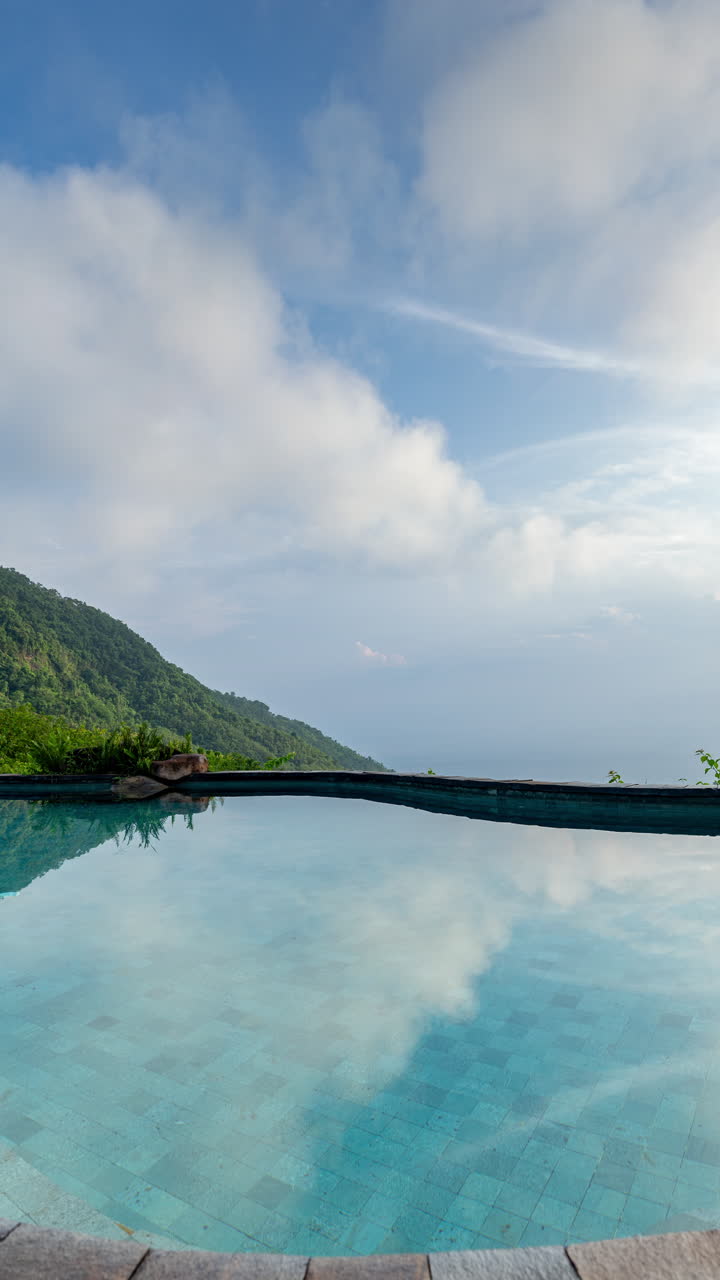 Luxuriöser Swimmingpool eingebettet in eine üppige Palmenlandschaft