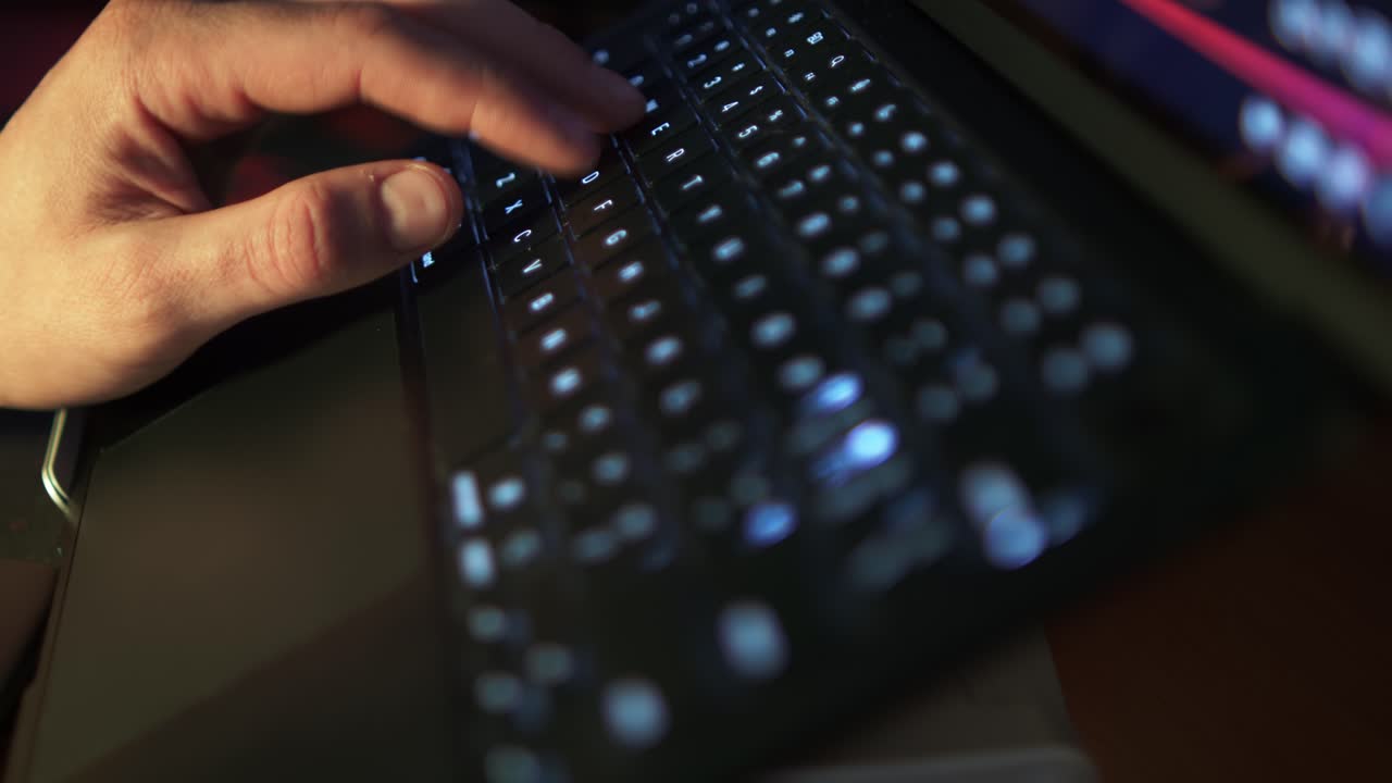 Fokuserade händer vid ett laptop-tangentbord. Perfekt för teknik, affärsverksamhet eller onlineinnehåll.