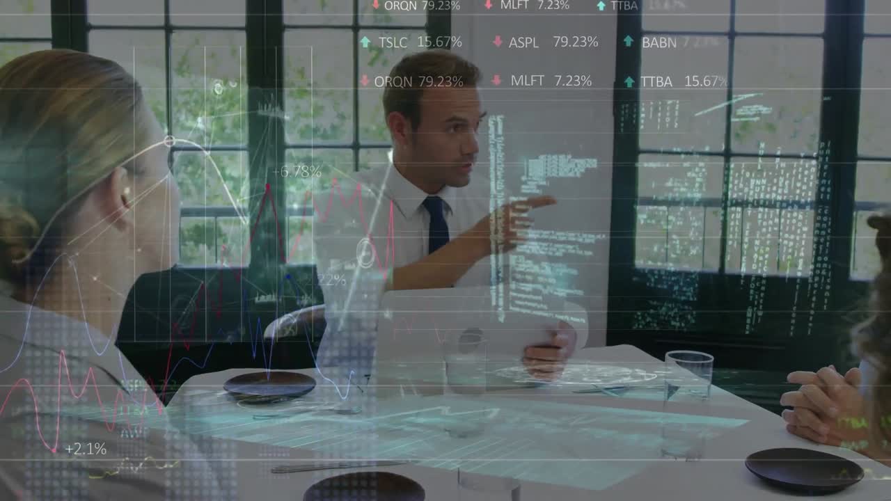 animación de datos financieros y gráfico sobre diversos empresarios en la oficina