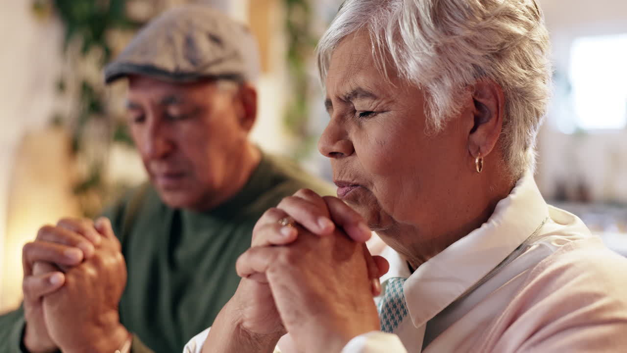 기도 하는 노인 부부