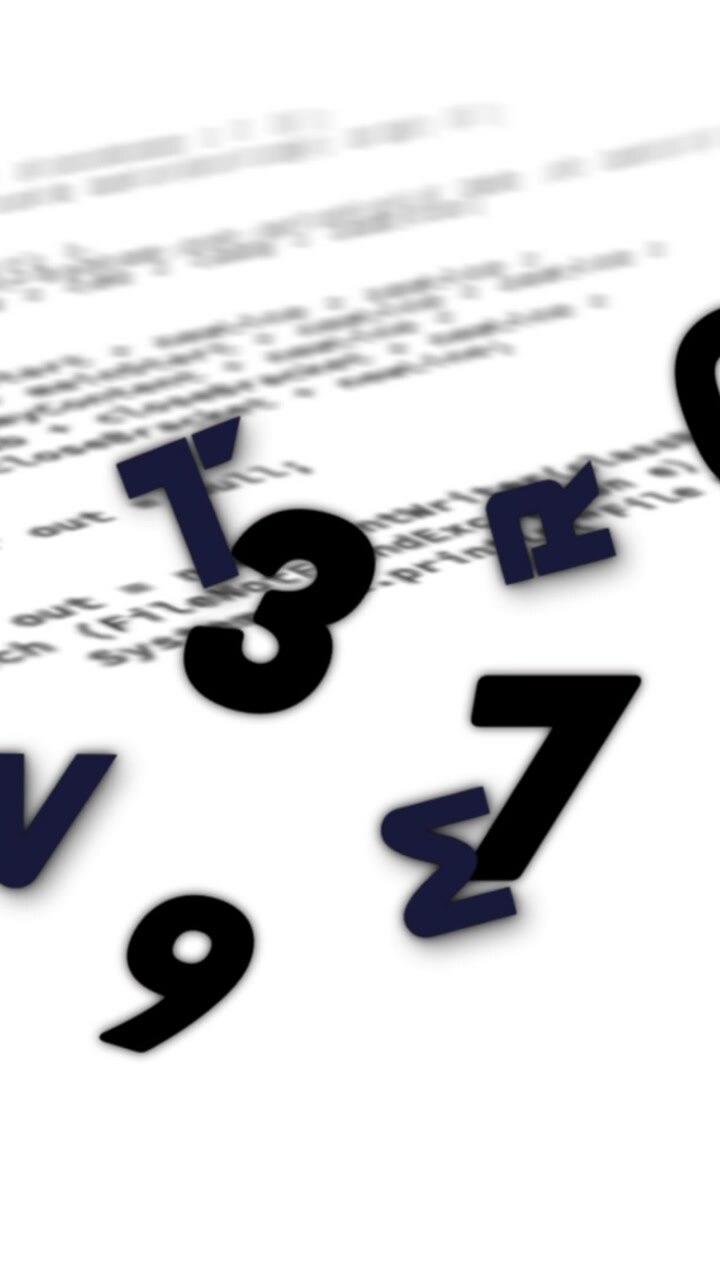 Numeri e lettere animate illustrano l'elaborazione dei dati in un contesto educativo