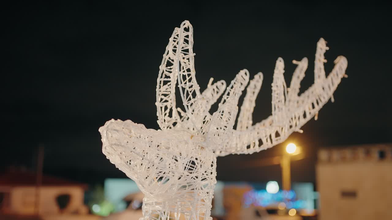 밤에 반이는 조명 된 와이어 프레임 사 조각