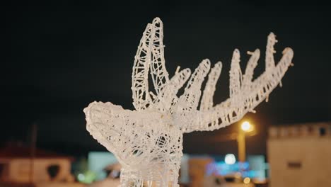 escultura de reno de marco de alambre iluminada que brilla por la noche