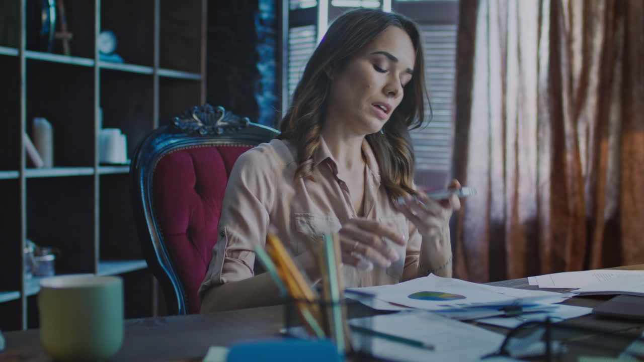 mujer de negocios ocupada respondiendo a una llamada por teléfono móvil. mujer nerviosa
