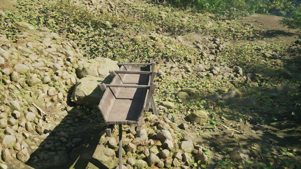 деревянная канавка в лесной обстановке