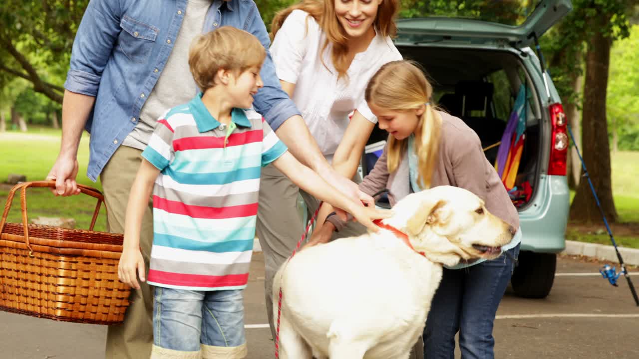 공원에서 아이들과 애완동물 래브라도와 함께 포즈를 취하는 부모
