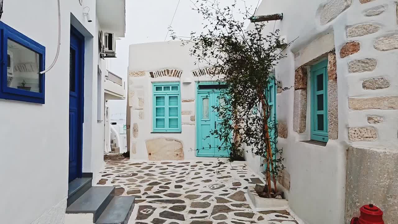 pintoresca calle del pueblo de parikia en paros
