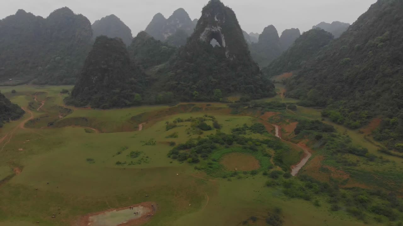 Toàn cảnh từ trên cao núi Mắt Thần và vùng nông thôn tại Núi Thủng, Cao Bằng, Việt Nam với khung cảnh nông thôn rộng lớn