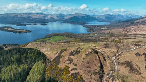 Vistas-Aéreas-Del-Majestuoso-Lago-Lomond-Y-Las-Montañas-Escocesas,-El-Nevado-Ben-Lomond-En-Las-Tierras-Altas-Escocesas-En-Un-Hermoso-Día-Soleado,-Escocia