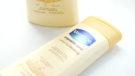 vaselina para cuidados intensivos y loción curativa esencial