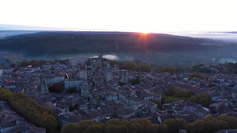 Große-Luftaufnahme-über-Uzes,-Frankreich,-Gard,-Mystischer-Morgen-Mit-Wolken-Und-Sonnenaufgang