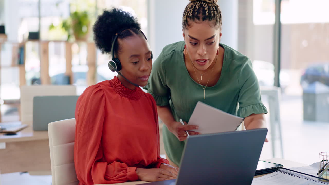 Customer service laptop, manager collaboration