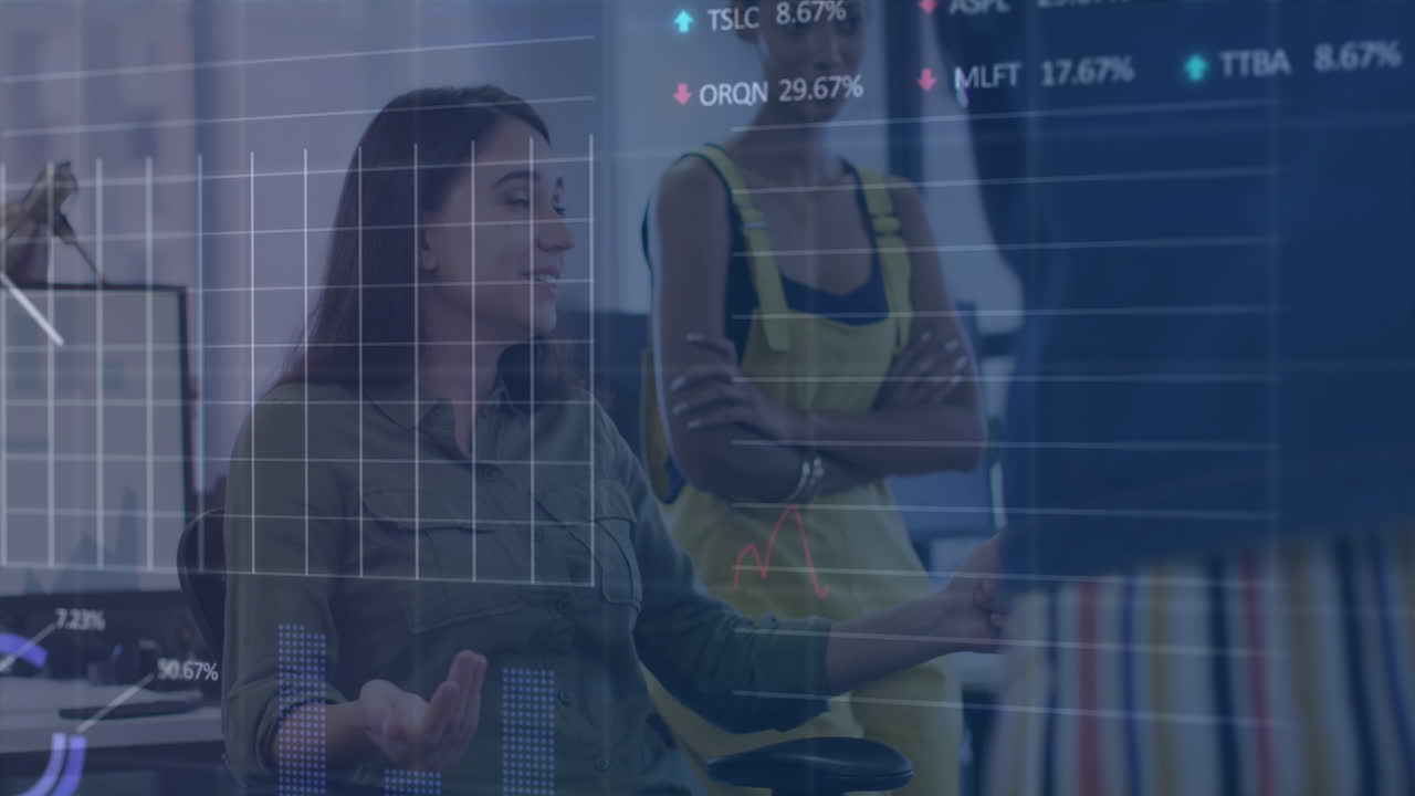 animación de gráficos y tablero de intercambio sobre diversos compañeros de trabajo compartiendo ideas en la oficina