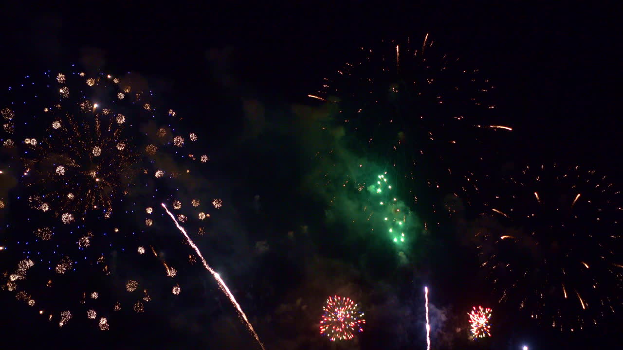 hermosos fuegos artificiales coloridos abstractos explotan en el cielo por la noche un símbolo de celebración en el aniversario de año nuevo para el fondo