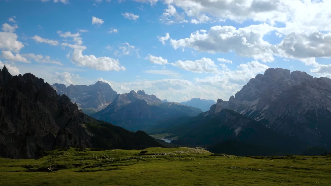 Timelapse Nationaal Natuurpark Tre Cime in de Dolomieten. Prachtige natuur van Italië