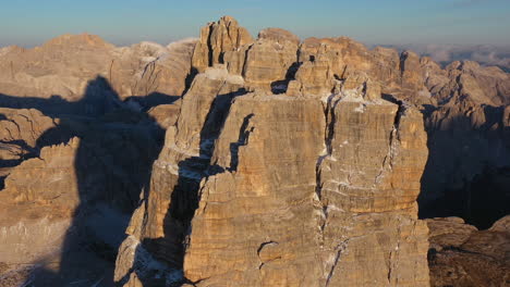 filmische drohnenaufnahme von tre cime di lavaredo in italien, die die gipfel cima piccola, cima grande und cima ovest zeigt, mittlere rotierende aufnahme