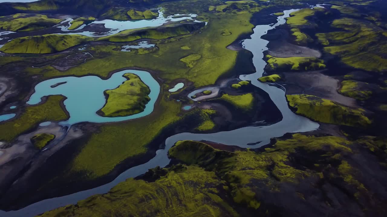 vista aérea de los ríos y lagos de las tierras altas de islandia creando patrones y texturas