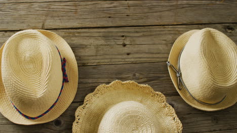 video de primer plano de sombreros en fondo de madera