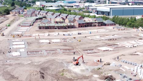ciudad británica desarrollo de vivienda fundación de trabajo sitio de construcción vista aérea lento tirar hacia atrás tiro alto