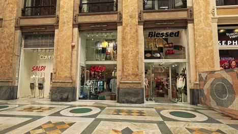 gente comprando en un centro comercial de nápoles