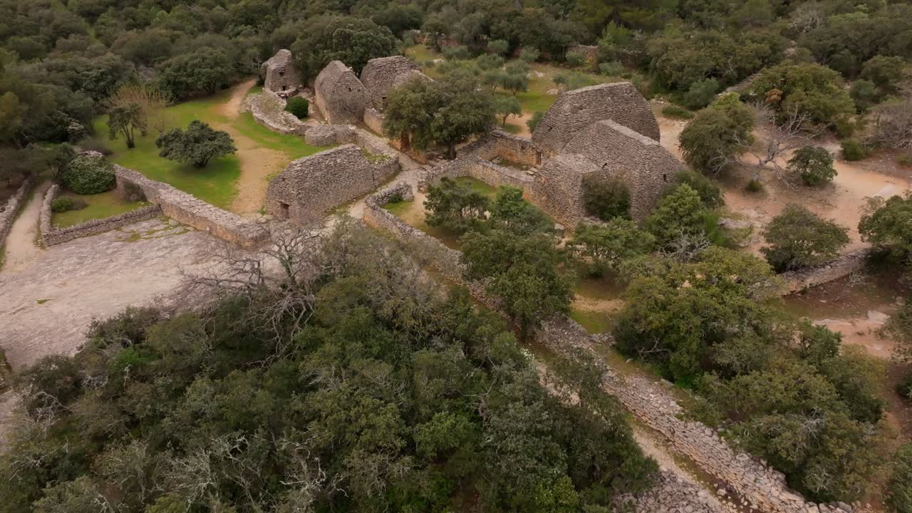 Vista aerea del villaggio storico di capanne in pietra a secco vicino a Gordes, nel sud della Francia