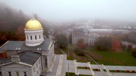 Casa-Del-Estado-De-Vermont-En-Montpelier-Vermont-En-Niebla