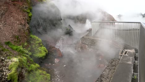 geothermische heiße quelle mit heißem dampf auf der insel island