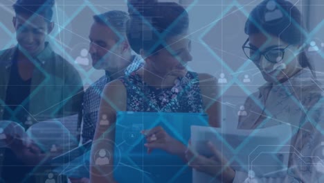 animación del procesamiento de datos sobre diversas personas de negocios que hablan en una reunión