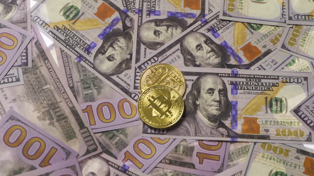 bitcoin y dólares estadounidenses en cámara lenta.